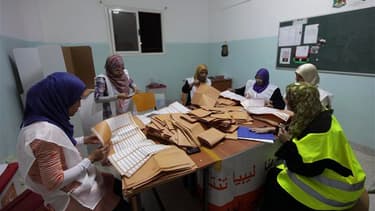 Début du dépouillement après la fermeture des bureaux de vote à Benghazi. Les Libyens ont participé samedi avec de la joie et parfois des larmes d'émotions aux premières élections libres après quatre décennies de régime autocratique de Mouammar Kadhafi. /