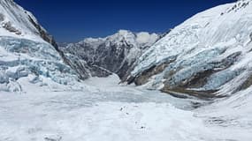 Des alpinistes au glacier de Khumbu pendant leur ascension du sommet de l'Everest, au Népal, le 3 mai 2024. 
