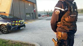 La sécurité de l'entrée du centre pénitentiaire de Toulon-La Farlède a été renforcée par la présence de gendarmes supplémentaires. 