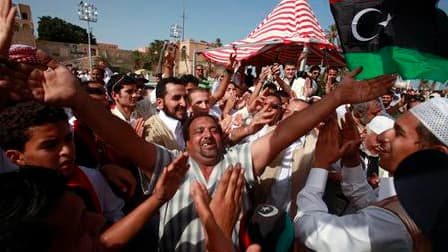 Sur l'ancienne place Verte devenue place des Martyrs, à Tripoli, les Libyens célèbrent la mort de Mouammar Kadhafi, dont les circonstances sont encore entourées de questions. Le Conseil national de transition proclamera samedi la libération du pays. /Phot