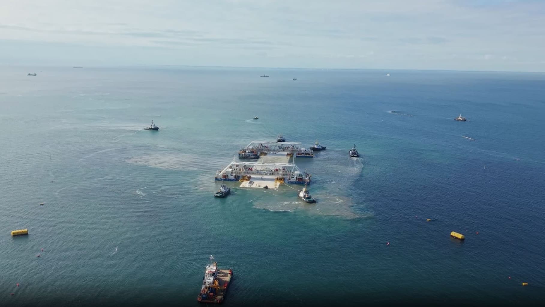 89 gigantesques éléments de béton comme celui-ci vont être positionnés au fond de la mer baltique entre le Danemark et l'Allemagne.