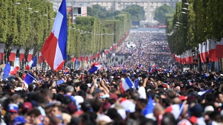 Une foule immense s'était rassemblée lundi 16 juillet pour accueillir l'équipe de France victorieuse sur les Champs-Élysées