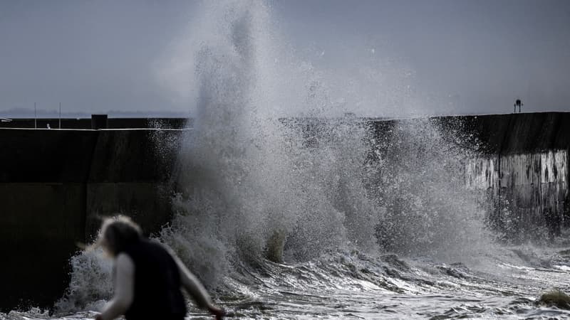 Une femme marche sur une plage après le passage de la tempête "Gérard" à Pornic, dans l'ouest de la France, le 17 janvier 2023. (Photo d'illustration)