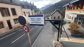 Le commissariat de police.