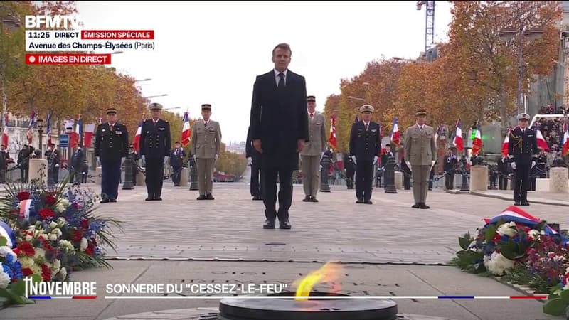11-Novembre: la flamme du Soldat inconnu ravivée par Emmanuel Macron, avant d'y déposer une gerbe de fleurs
