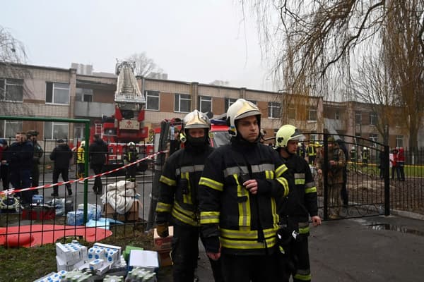Des pompiers devant l'école maternelle de Brovary, où un crash d'hélicoptère s'est produit le 18 janvier 2023