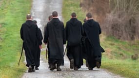 Des moines se rendant à l'abbaye de Fontgombault le 22 janvier 2014.