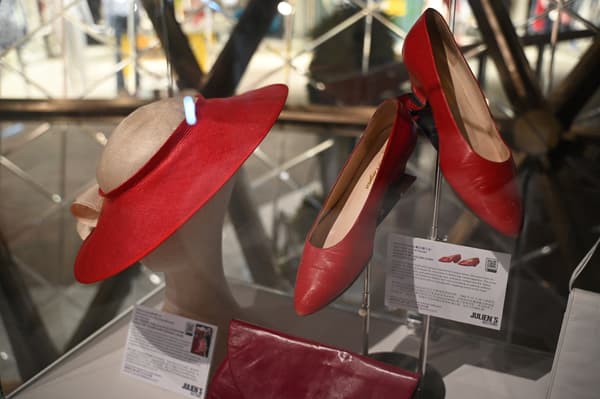 Des chaussures de la princesse Diana exposées à Hong Kong le 17 avril 2024 avant une vente aux enchères