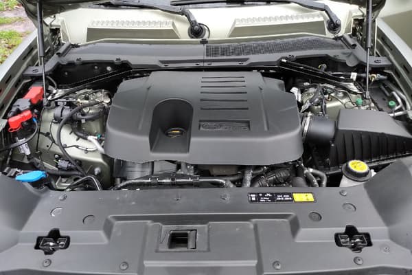 Sous le capot du nouveau Defender. Sous le capot du nouveau Defender.