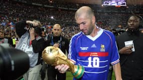 Zinedine Zidane lors d'un match au Stade de France pour célébrer les dix ans de la victoire en Coupe du monde