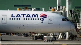 Un avion de la LATAM sur le tarmac de l'aéroport de Santiago du Chili, le 26 mai 2020