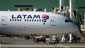 Un avion de la LATAM sur le tarmac de l'aéroport de Santiago du Chili, le 26 mai 2020