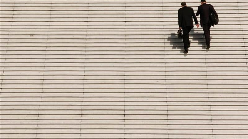 François Hollande a renoncé à légiférer sur la rémunération des dirigeants de sociétés pour se rallier à un code de bonne conduite présenté par le patronat, ont déclaré les présidents du Medef et de l'Association française des entreprises privées, Laurenc