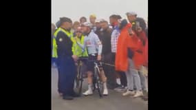 Jonas Vingegaard et Adam Yates s'embrouillent avec des policiers sur le col de la Loze le 24 juillet 2025