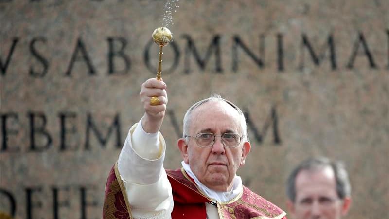 Le pape François a ouvert avec la messe des Rameaux les célébrations de la Semaine sainte, qui précède Pâques, s'adressant à une foule de croyants qu'il a appelés à tendre la main "aux humbles, aux pauvres et aux oubliés". /Photo prise le 24 mars 2013/REU