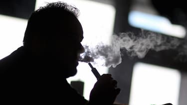 Les vapoteurs qui vont aux États-Unis devront abandonner leur e-cigarette pendant leur vol et en racheter une en arrivant à destination.