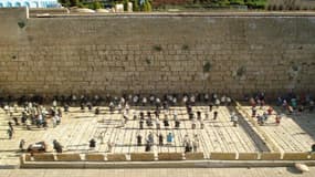 Le Mur des Lamentations à Jérusalem est séparé en deux: la majeure partie est réservée aux hommes.