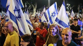 Des manifestants contre la réforme de la justice voulue par le gouvernement à Tel-Aviv en Israël le 2 août 2023
