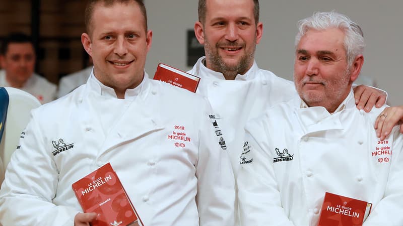 Les frères Gael and Mickael Tourteaux et le chef Bruno Cirino posent après avoir reçu leur première étoile.