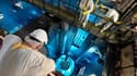 Des techniciens d'EDF retirent une barre de combustible nucléaire de la piscine d'un des deux réacteurs de la centrale de Fessenheim (Haut-Rhin), le 21 juin 2021. La centrale a été arrêtée en juin 2020.