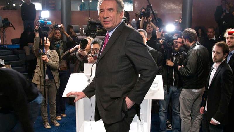 François Bayrou, condamné pour l'heure au rôle de "quatrième homme" du combat présidentiel, tente d'insuffler un nouvel élan à sa campagne en soumettant au verdict des électeurs les contours d'"un nouveau modèle de société". A "La France forte" de Nicolas