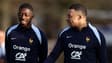 Ousmane Dembélé en discussion avec Kylian Mbappé lors d'un entraînement de la France, mars 2024