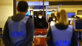 Des touristes chinois quittent l'aéroport de Rome-Fiumicino (Italie) après avoir été testés, le 29 décembre 2022.