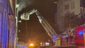 Les pompiers éteignent le feu provoqué par une explosion dans le 6e arrondissement de Marseille.