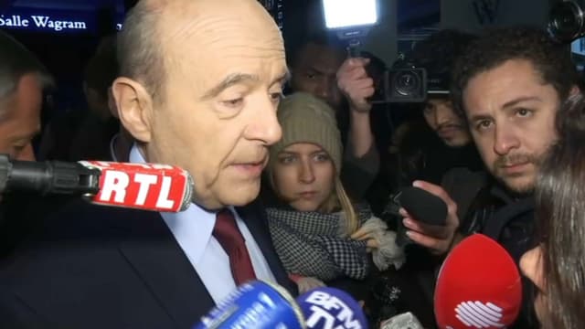 Alain Juppé a été interpellé par une policière, devant la salle Wagram, à la sortie du 2nd débat de la primaire de la droite.