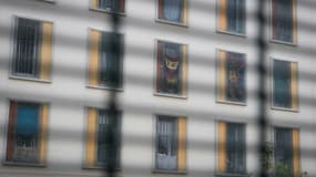Des fenêtres à barreaux grillagées de la nouvelle prison d'Aix-Luynes II, dans les Bouches-du-Rhône, le 18 octobre 2018