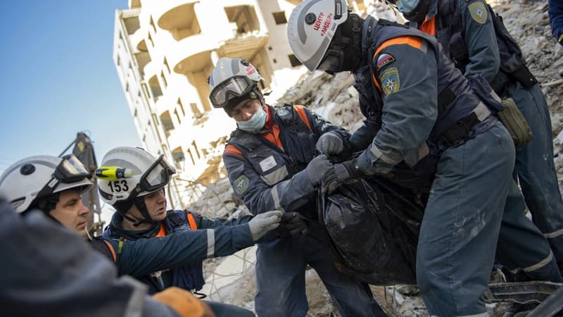 Des secouristes russes dans la ville de Jableh, en Syrie, le 8 février 2023, 