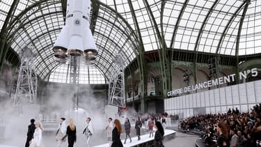Une fusée durant le défilé Chanel le 7 mars 2017 à Paris