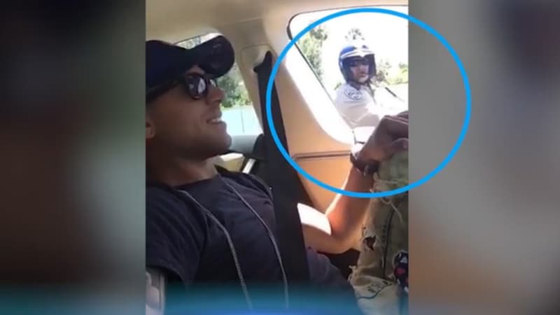Surpris par un policier alors qu'il roulait les pieds à l'extérieur de sa Model S, ce DJ américain a finalement échappé à la sanction.