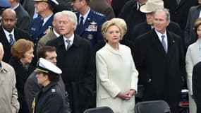 Hillary Clinton entourée de son époux Bill, et des couples Carter et Bush, lors de la cérémonie d'investiture de Donald Trump, le 20 janvier 2017, à Washington. 