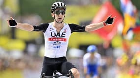 Adam Yates, sur la ligne d'arrivée à Bilbao, le 1er juillet 2023