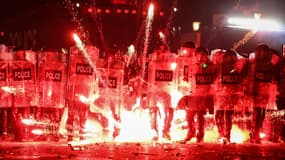 Des manifestants jettent des feux d'artifice contre la police à Tbilissi, le 30 novembre 2024