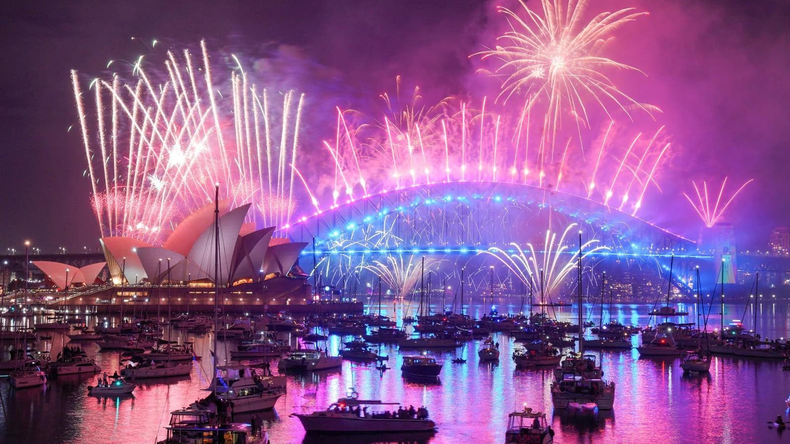 Des feux d'artifice illuminent le ciel au-dessus du pont du port de Sydney et de l'opéra lors des célébrations du Nouvel an, le 1er janvier 2026 à Sydney, en Australie. Des feux d'artifice illuminent le ciel au-dessus du pont du port de Sydney et de l'opéra lors des célébrations du Nouvel an, le 1er janvier 2026 à Sydney, en Australie.