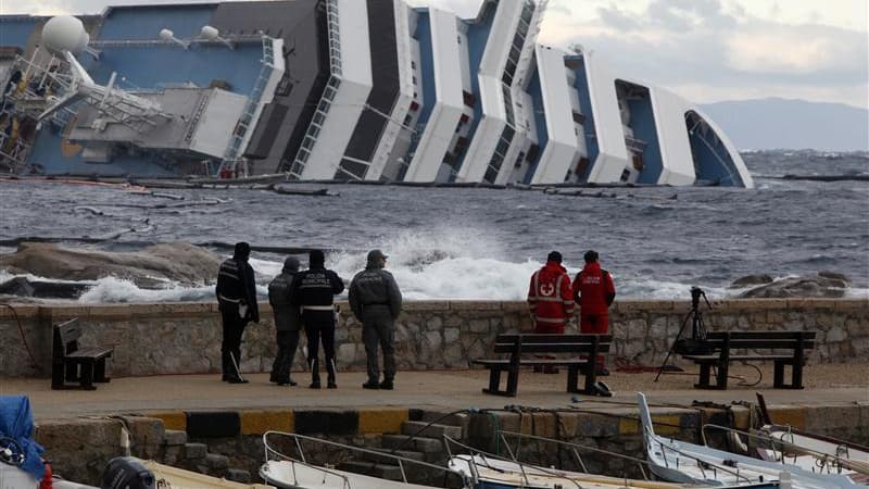 Une enquête préliminaire a été ouverte par le parquet de Paris pour déterminer d'éventuelles responsabilités pénales dans le naufrage du paquebot de croisière Costa Concordia le 13 janvier dernier au large de l'Italie. /Photo prise le 1er février 2012/REU