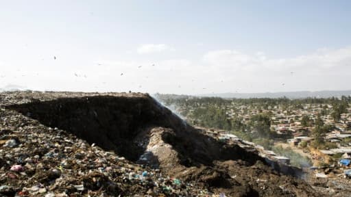 Un éboulement d'ordures dans la plus grande décharge d'Ethiopie, en périphérie d'Addis Abeba, le 12 mars 2017 Un éboulement d'ordures dans la plus grande décharge d'Ethiopie, en périphérie d'Addis Abeba, le 12 mars 2017