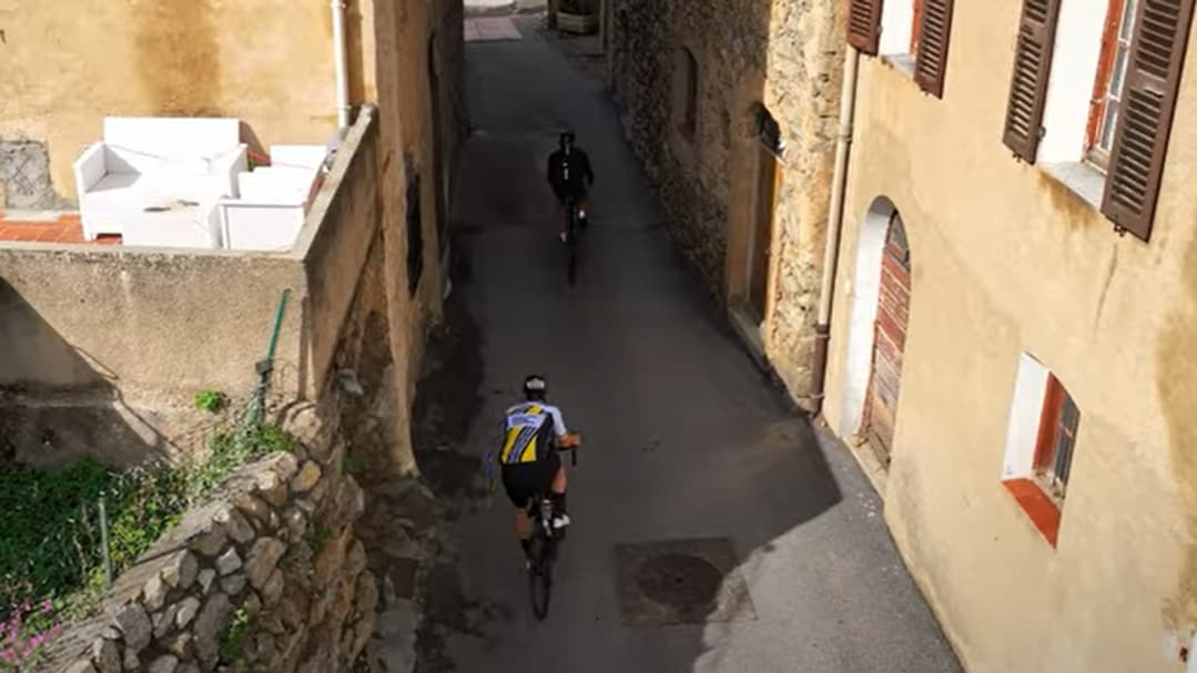 Pierre Rolland et YassEncore lors de "L'Échappée", la course organisée par Domingo, en octobre 2023 Pierre Rolland et YassEncore lors de "L'Échappée", la course organisée par Domingo, en octobre 2023