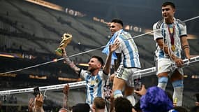L'Argentine de Lionel Messi soulève le trophée de la Coupe du monde après le succès sur la France, le 18 décembre 2022 à Doha 