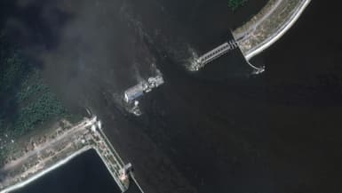 Cette image satellite fournie par Maxar Technologies montre le barrage et la centrale hydroélectrique de Kakhovka après leur destruction, le 7 juin 2023.