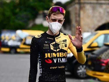 Jonas Vingegaard porte un masque le 29 juin 2023 à deux jours du départ du Tour de France à Bilbao