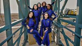 Une photo publiée le 14 avril 2025 sur le compte X de Blue Origin montre (dans le sens des aiguilles d'une montre à partir de la gauche) l'entrepreneuse américaine Lauren Sanchez, l'ancienne scientifique de la NASA Amanda Nguyen, la chanteuse Katy Perry, la présentatrice de télévision Gayle King, l'ancienne scientifique de la NASA Aisha Bowe et la productrice de cinéma Kerianne Flynn posant dans leurs combinaisons spatiales avant la mission suborbitale entièrement féminine à bord de la fusée New Shepard.