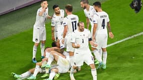 Giorgio Chiellini et l'Italie célèbrent leur victoire contre la Belgique à l'Euro