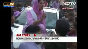Une indienne grimpe sur la voiture d’un responsable politique pour demander des excuses à son garde du corps