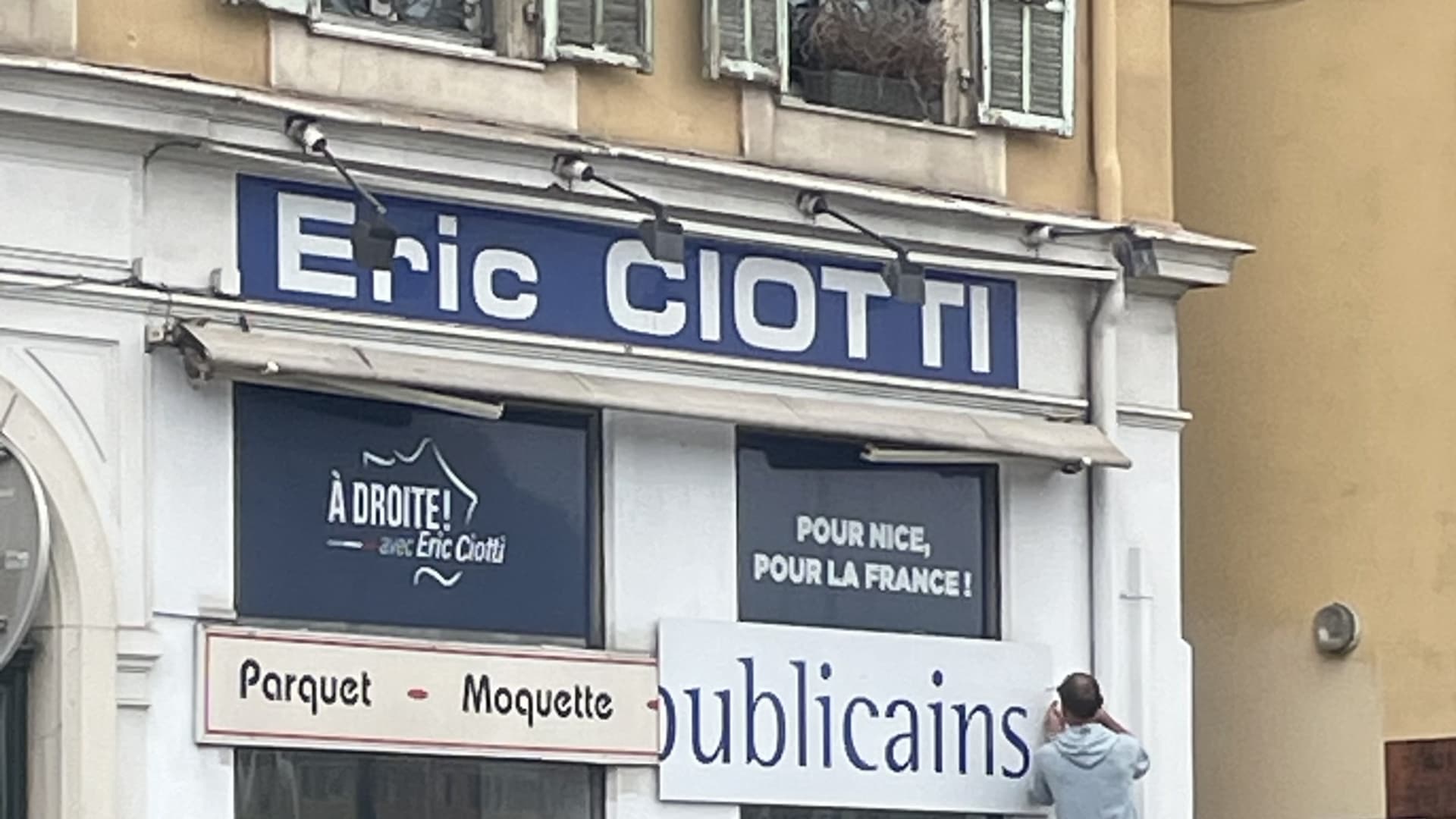 La devanture "Les Républicains", avec le logo du parti, a été retirée de la permenance d'Eric Ciotti.