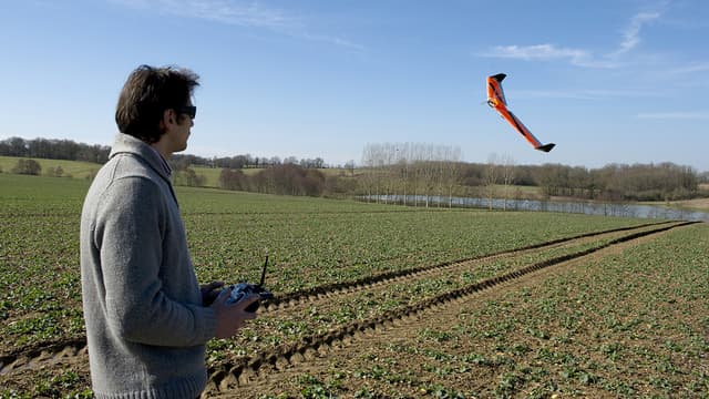 Les agriculteurs sont en passe de devenir les premiers utilisateurs de drones en France (Photo d'illustration).