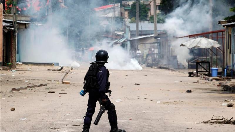 Policier anti-émeute face à des manifestants de l'opposition à Kinshasa. Des heurts entre militants de l'opposition et forces de sécurité ont éclaté samedi en République démocratique du Congo (RDC), faisant au moins un mort, au lendemain de l'annonce offi