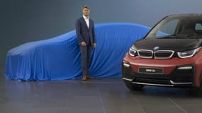 Harald Krueger, le PDG du groupe BMW, devant le concept de berline électrique qui sera présentée la semaine prochaine à Francfort. 